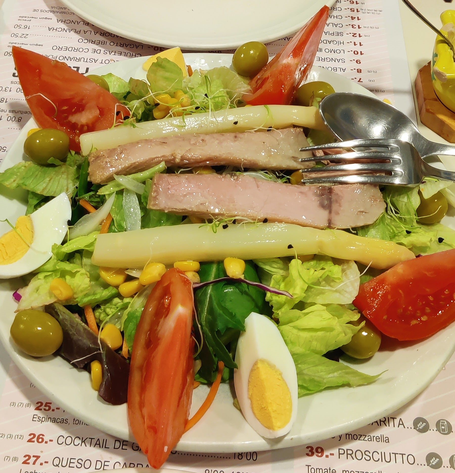 Een salade op het terras van restaurant Chaplin