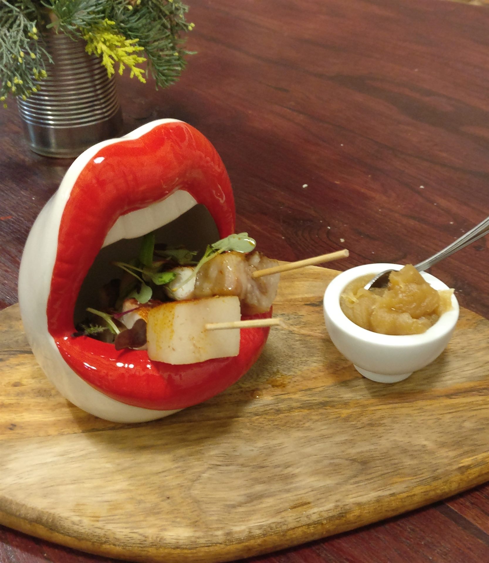 Tapa in een keramische schaal in de vorm van rode lippen, bij Gastrotaberna El Temple