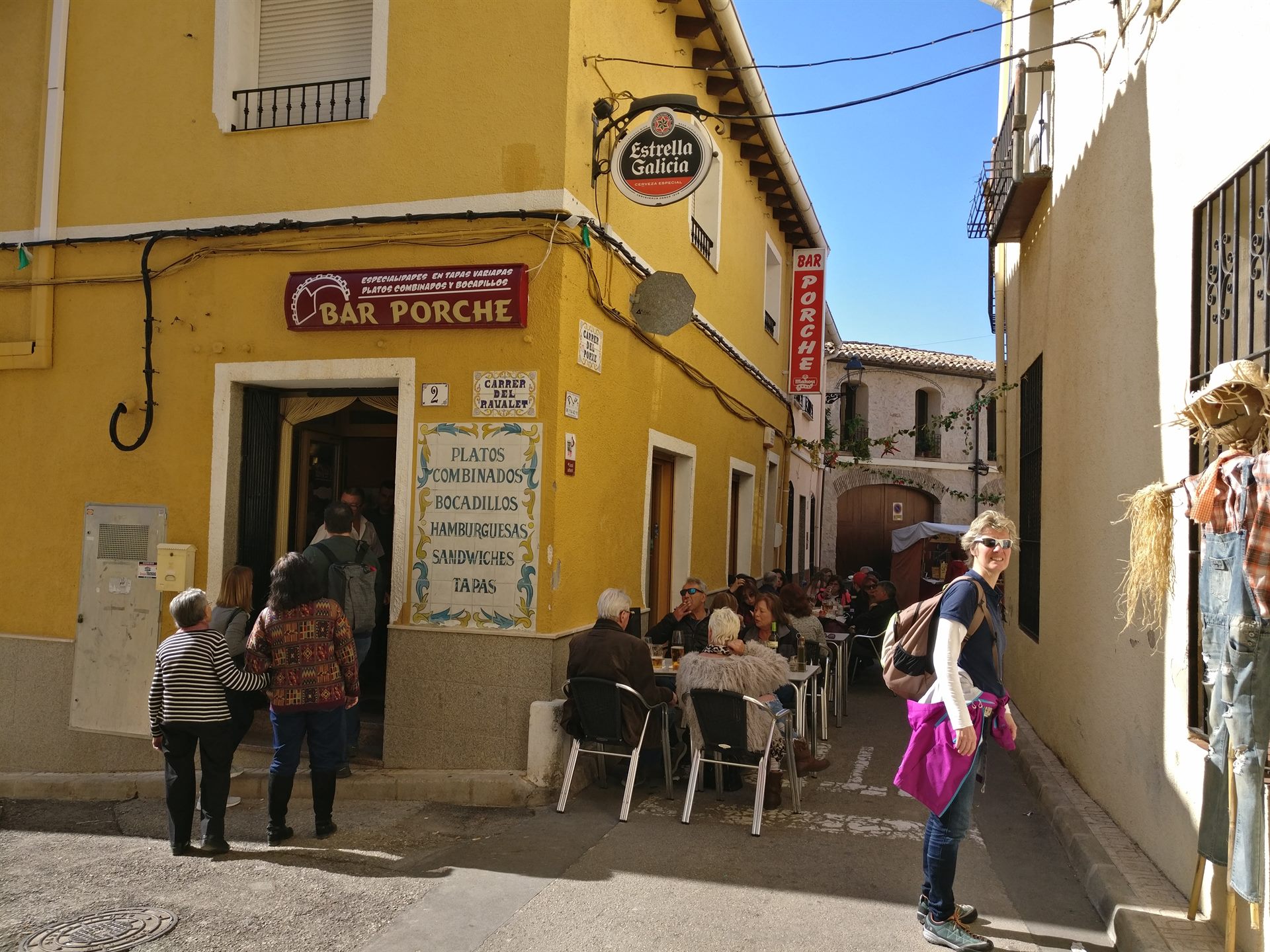 Terras van een bar in Alcalali